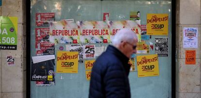 Un home passa enfront d'uns cartells electorals a Viladecans.