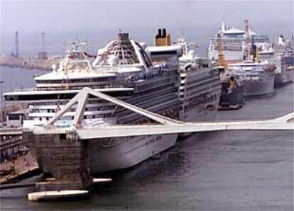 Uno de los cruceros atracados en el Puerto de Barcelona.