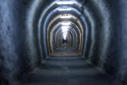 Gente caminando en la mina de sal Salina Turda en Rumanía. La mina fue reabierta al público en 1992 tras ser clausurada en 1932 y en 2010 se transformó en un parque temático.