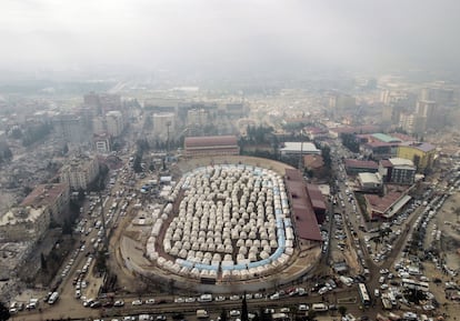 Imagen aérea tomada a través de un dron muestra las tiendas de campaña para afectados por los terremotos en el estadio de la ciudad turca de Kahramanmaras, este viernes. 
