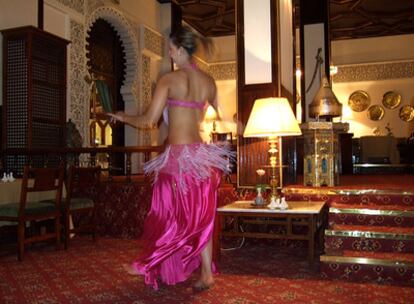 Una bailarina actúa durante la cena en el restaurante del hotel El Minzah.