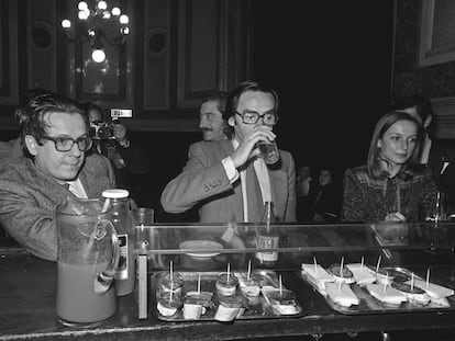 Miguel Herrero y Rodríguez de Miñón (izquierda) junto a Alfonso Guerra en el bar del Congreso en marzo de 1980.
