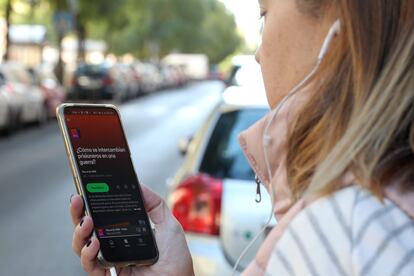 Una persona escucha un podcast de EL PAÍS en la calle, en Madrid.