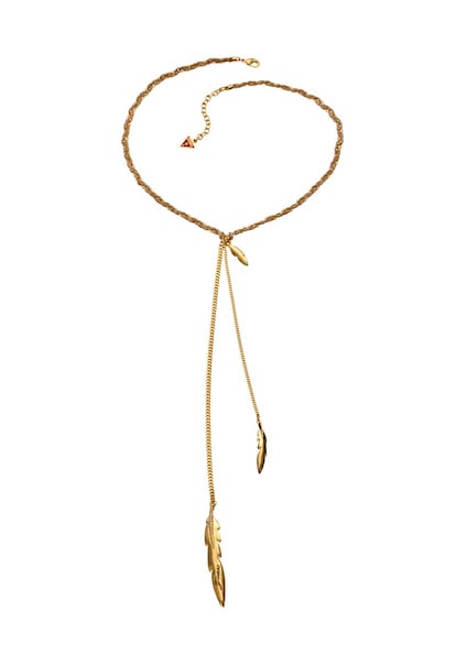 Collar que combina cadena y tejido dorado en forma de pluma, de Guess (69 euros).