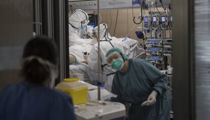 Personal sanitario atiende a un enfermo de coronavirus en la UCI del Hospital Vall d'Hebron.