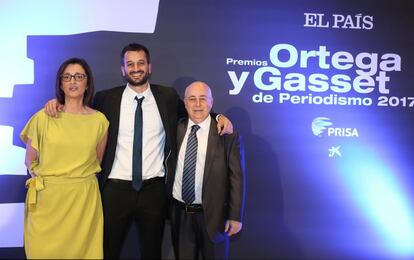 De izquierda a derecha, María Jesús Ibáñez, Guillem Sànchez y Jesús González Albalat, ganadores del premio a la Mejor Historia o Investigación Periodística.