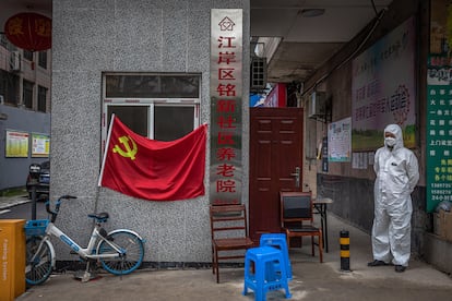 Un hombre con un traje de protección, en una calle de la ciudad china de Wuhan el lunes.