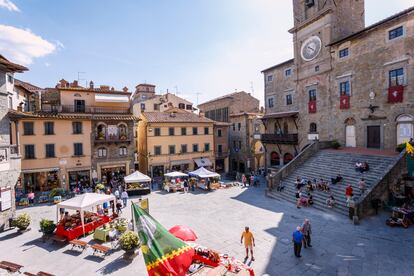 La Piazza della Repubblica de Cortona, donde se encuentra el Palazzo del Capitano (a la derecha de la imagen).