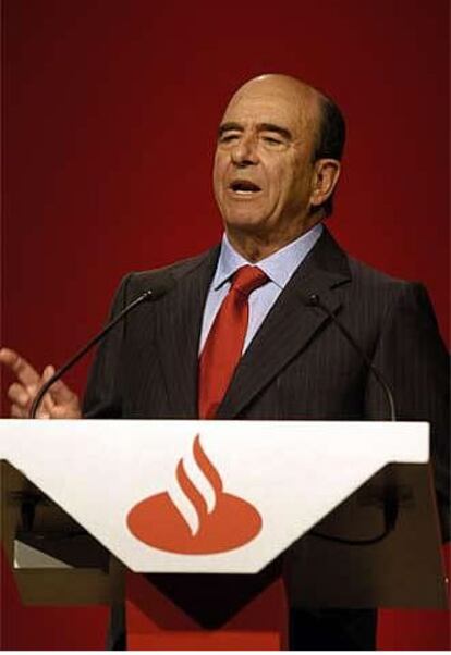 Otro españoles presentes en la lista son: Rafael del Pino (puesto 84º), Esther Koplowitz (200º), Jesús de Polanco (258º) o Emilio Botín (458º). La riqueza acumulada por los integrantes de la lista Forbes suma 2,6 billones de dólares (más de dos billones de euros).