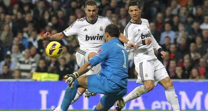 Benzema y Cristiano ante Iraizoz, en el partido de liga Madrid-Athletic