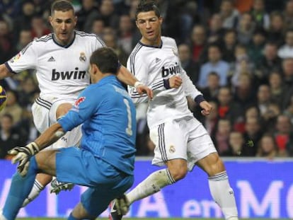 Benzema y Cristiano ante Iraizoz, en el partido de liga Madrid-Athletic