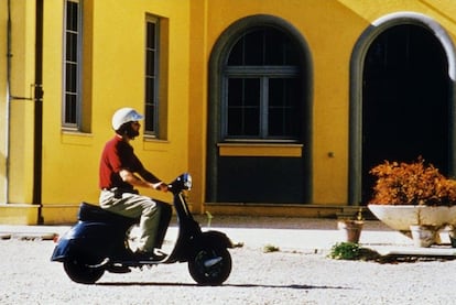 Nanni Moretti recorre en Vespa una Roma vacía por Ferragosto en 'Caro diario'.