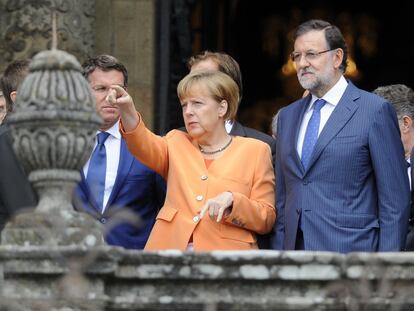 La canciller alemana Angela Merkel, junto al presidente del Gobierno Mariano Rajoy y el presidente gallego, Alberto Núñez Feijóo, a las puertas de la catedral compostelana durante la reunión de trabajo hispano-alemana que se celebra los días 24 y 25 en Santiago.