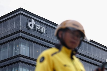 ByteDance con el logotipo de Douyin, la contraparte china de TikTok, en Pekín, China