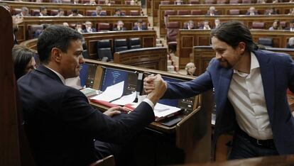 Pablo Iglesias saluda a Pedro Sánchez durante la moción de censura contra Mariano Rajoy. 