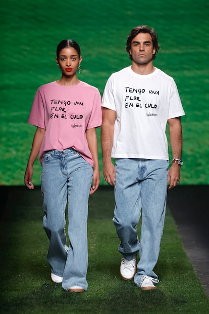 'Tengo una flor en el culo' se podía leer en dos de las camisetas del desfile de Ynésuelves.