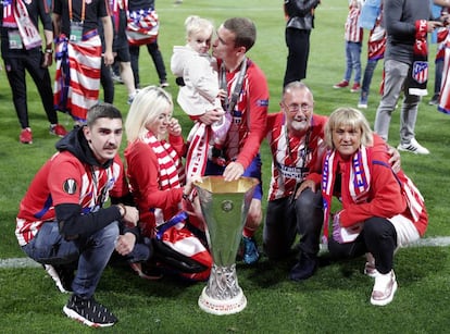 Antoine Griezmann, con sus padres su esposa Erika Choperena, su hija Mia y su hermano Theo.