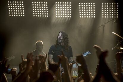 Foo Fighters aterrizó en Barcelona, donde presentaron en un concierto privado en la sala BARTS su nuevo disco, Concrete and Gold.