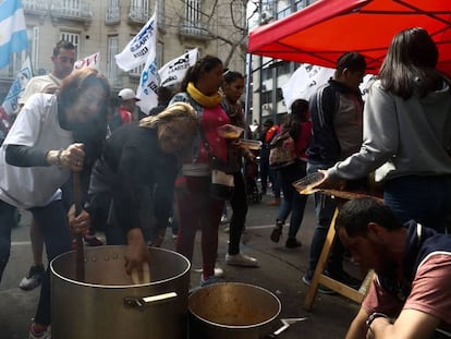 Organizaciones sociales preparan una olla popular en Plaza de Mayo durante una protesta en septiembre pasado.