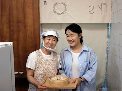 Guiyue Pei con su madre Junghwa Park en la cocina de Casa Pei+.