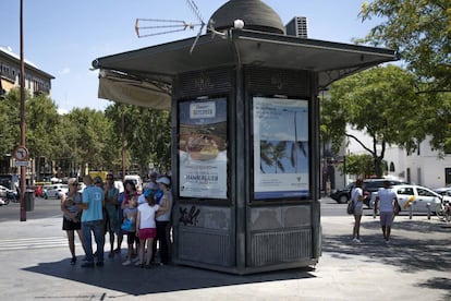 A group of people wait in the shade in Seville during the heatwave.