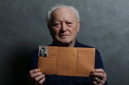 Janos Forgacs, de 87 anys, mostra un document de l'època de la guerra mentre posa per a una foto a Budapest, 12 de gener del 2015. Forgacs recorda que el van deportar a un camp en un vagó per al bestiar, amb les finestretes tapades amb filferro. Un oficial militar els va obligar a entregar les seves pertinences dient-los que no les necessitarien.