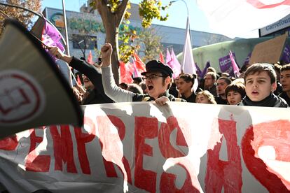 Vista de la manifestación convocada por los sindicatos CCOO, UGT y CGT ante la Asamblea de Madrid en defensa de la universidad pública este jueves.