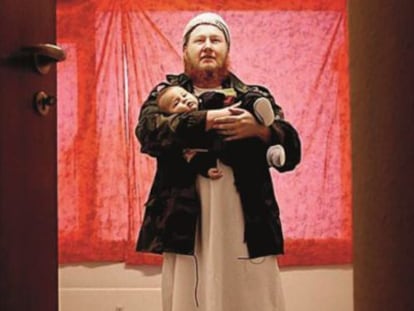 Morten Storm con su hijo Osama en una foto incluida en el libro de los a&ntilde;os en que aqu&eacute;l fue yihadista. 