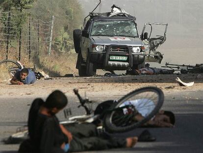 Varios heridos yacen junto al cadáver de Fadel Shaana, fotógrafo de la agencia Reuters cuyo coche fue alcanzado ayer por un misil israelí.