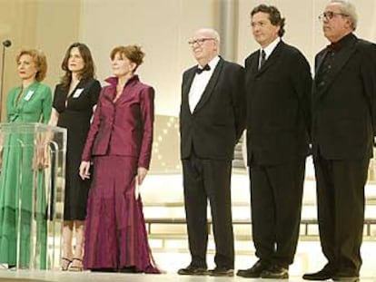 De izquierda a derecha, Marisa Paredes, Aitana Sánchez-Gijón, Mercedes Sampietro, José Luis Borau, Gerardo Herrero y Antonio Giménez-Rico, ex presidentes de la Academia, en la última gala de los Goya.