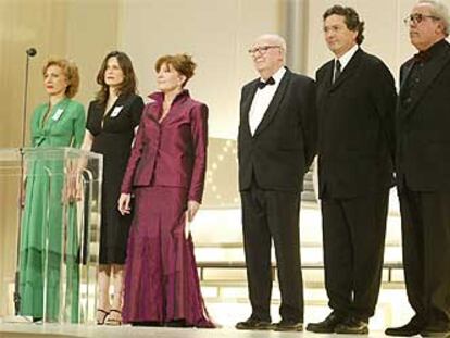 De izquierda a derecha, Marisa Paredes, Aitana Sánchez-Gijón, Mercedes Sampietro, José Luis Borau, Gerardo Herrero y Antonio Giménez-Rico, ex presidentes de la Academia, en la última gala de los Goya.