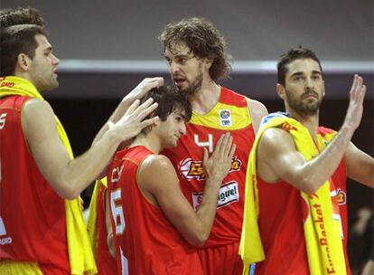 Reyes, Rubio, Pau Gasol y Navarro celebran la victoria sobre Francia en cuartos.