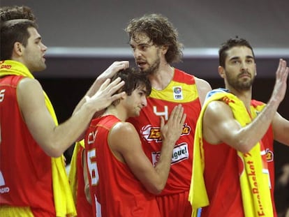 Reyes, Rubio, Pau Gasol y Navarro celebran la victoria sobre Francia en cuartos.