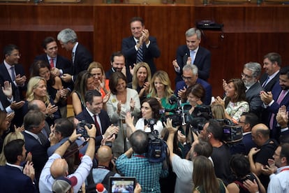 Lo miembros del PP en la Asamblea felicitan a Isabel Díaz Ayuso tras ser investida como presidenta de la Comunidad de Madrid.