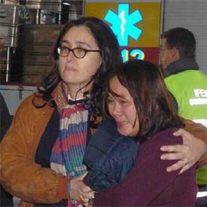 Familiares de víctimas tras recibir la trágica noticia en la morgue improvisada en el Reciento Ferial Ifema.