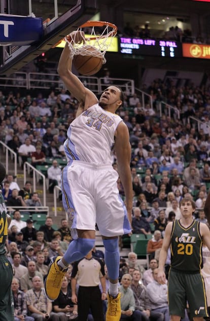 JaVale McGee, de los Denver Nuggets, hace un mate ante el base de Utah, Hayward.