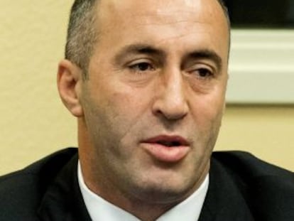 El ex primer ministro kosovar, Ramush Haradinaj, asiste a la sesión de su juicio en La Haya.