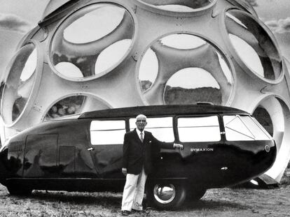 Buckminster Fuller posa junto a su Dymaxion Car y con su cúpula de ojo de mosca en Snow Mass (Colorado) en 1980, que desarrolló en los años treinta.