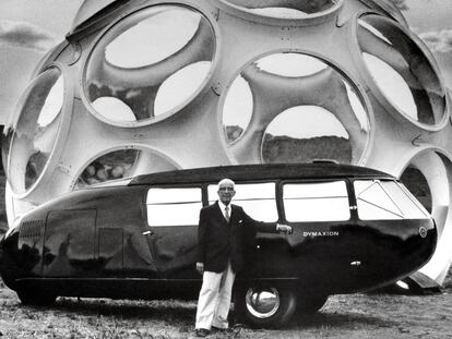 Buckminster Fuller posa junto a su Dymaxion Car y con su cúpula de ojo de mosca en Snow Mass (Colorado) en 1980, que desarrolló en los años treinta.