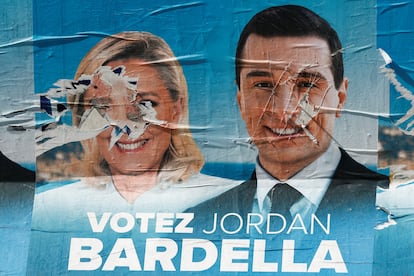 Cartel electoral con los dirigentes del Reagrupamiento Nacional, Jordan Bardella y Marine Le Pen.