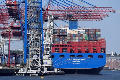 Un portacontenedores de Cosco, en el puerto de Hamburgo, en una imagen de archivo.