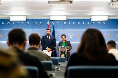 Los diputados de EH Bildu Jon Iñarritu y Mertxe Aizpurua, este jueves durante la rueda de prensa.