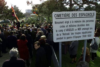 Homenatge al cementiri dels Espanyols a Argelers, organitzat per fills d’exiliats.