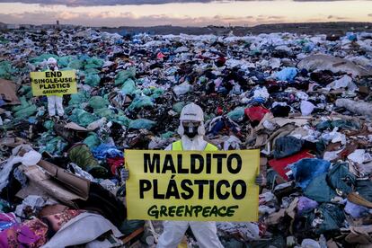 Activistas de la organización ecologista Greenpeace se han manifestado este miércoles en el vertedero madrileño de Valdemingómez para denunciar el uso masivo de plástico de un solo uso y su deficiente gestión.