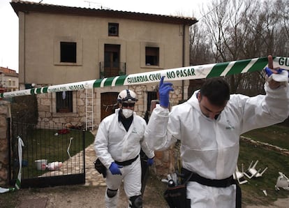 El presidente de la Diputación de Burgos, César Rico, ha afirmado que la participación ciudadana y la ayuda de los jóvenes que llegaron a la casa rural en un primer momento evitó un drama "mucho mayor". En la imagen, agentes de criminalistíca de la Guardia Civil abandonan la casa rural donde estaban trabajando recogiendo muestras.