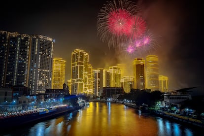 Fuegos artificiales sobre los rascacielos durante las celebraciones de Año Nuevo  en Makati, Filipinas.