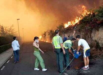 Agentes de la Guardia Civil colaboran en la extinción de un fuego, el pasado verano.