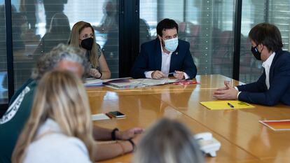 Un momento de la reunión este martes de los representantes de los grupos municipales de la oposición en Badalona.