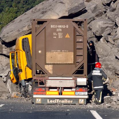 Sólo unos segundos han salvado al conductor de este camión de quedar atrapado bajo los escombros. Su conductor ha podido protegerse en la cabina y salir después del derrumbe.