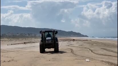 La localidad gaditana de Zahara de los Atunes decidió este pasado sábado desinfectar con agua y lejía sus playas por la crisis del coronavirus